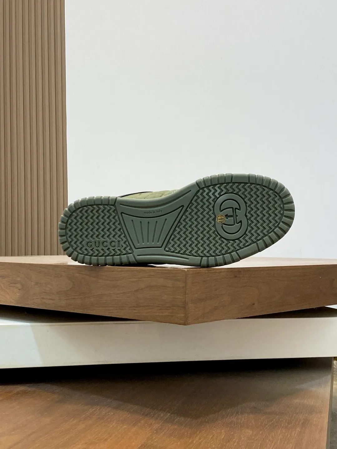 Men's Shoes 💰660 𝐆𝐮𝐜𝐜𝐢 𝐑𝐞-𝐖𝐞𝐛 As the first sneaker created by Sabato De Sarno for Gucci, the Re-Web series reinterprets the brand's classic stripes and sets off the modern silhouette design with bold and unique details. These shoes are crafted from white leather. This new sneaker is ingeniously decorated with many of the brand's classic details, and is equipped with a bright red and green webbing tongue, which will make people fall in love at first sight. White leather treated with a special process for softness and luster, with an embossed grainy texture. Script Gucci logo and interlocking G web label with Interlocking G and script Gucci logo. Rubber outsole with interlocking G detail eyelets. Web tongue. Size: 39-44 (customized for sizes 38 and 45)